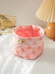 一款大容量花卉绗缝收纳篮，饰有蕾丝花边。多功能收纳篮，可存放化妆品、珠宝、数据线、文件、笔、杂物和硬币。适用于家居、浴室、客厅和卧室。是春夏度假、伴娘礼物、返校礼物以及送给女性朋友的理想之选。 - 彩色 - 查看 8