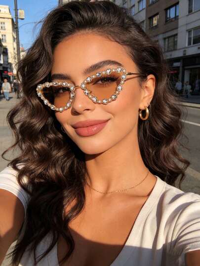 1副男女通用时尚猫眼眼镜，小镜框镶嵌大颗水钻，适合派对、舞台表演等场合。