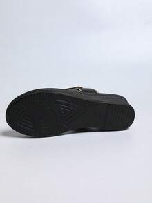 Sandalias con hebilla de metal texturizada, tira de dedo y media tira trasera, tacón bajo, ligeras y versátiles para el hogar, compras y múltiples ocasiones - Negro - Ver 10