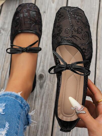 Giày bệt nữ mũi vuông buộc nơ nhẹ nhàng, kiểu dáng thanh lịch như tiên nữ, giày bệt cổ thấp, phong cách Trung Hoa mới, thiết kế khoét rỗng nghệ thuật, thích hợp cho các buổi tiệc tùng, đám cưới.