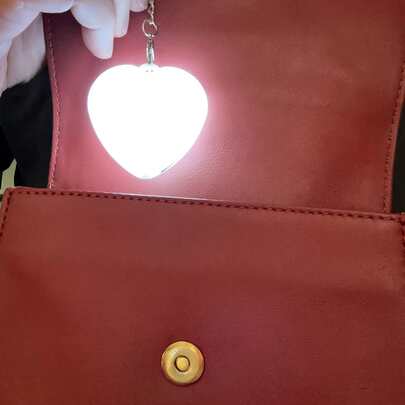 1 pièce Lampe de portefeuille rechargeable en forme de cœur/paume, lampe de sac à main, lampe de sac à dos, lampe de nocturne pour animaux de compagnie, lampe de capteur de sac à dos de fille. Convient pour les portefeuilles, les sacs à main, les bagages, les sacs de plage, etc. Idéal comme cadeau d'anniversaire ou de la Saint-Valentin.