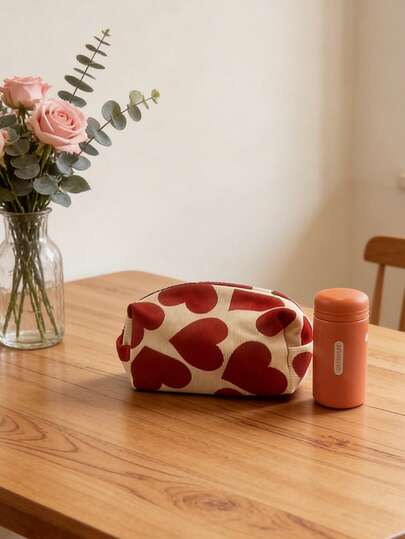 Mini isolerad tumbler och sminkväska i rostfritt stål, sminkväska med vintage-tryck och rött hjärtmönster + mini isolerad tumbler i aprikosfärg, mjuk och elegant stil. Innerfoder i rostfritt stål för långvarig värmehållning, kompakt tumblerkropp för enkel portabilitet. Sminkväska med stor kapacitet som passar kosmetika/små föremål, lämplig för studenter, pendlare, korta resor, presenter etc.