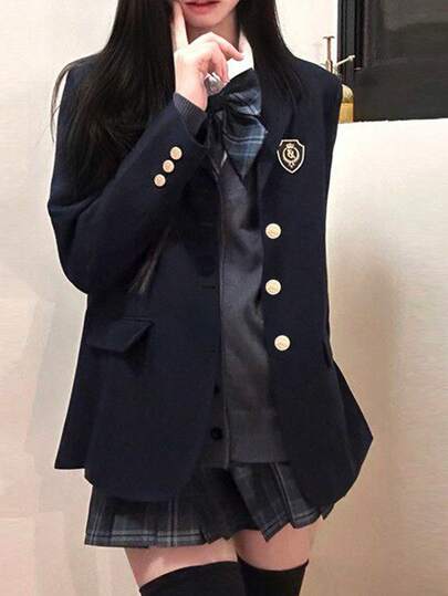 Áo blazer nữ kiểu dáng đồng phục JK mới nhất mùa Xuân/Thu, màu đen, kiểu dáng học thuật, ve áo lịch sự. Thiết kế 3 nút và huy hiệu tinh tế, toát lên vẻ "nữ anh hùng học đường". Thích hợp cho trường học, công sở, đi chơi, chụp ảnh và hẹn hò.