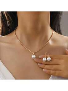 Bộ trang sức 3 món bằng thép không gỉ, gồm dây chuyền và bông tai. Dây chuyền ngọc trai giả cổ điển thanh lịch được trang trí bằng cánh hoa hồng pha lê, phù hợp cho phụ nữ đeo hàng ngày/dự tiệc, món quà lý tưởng cho Ngày của Mẹ và Ngày Valentine. - Nhiều màu - Xem 10