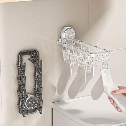 Giá phơi đồ gắn tường bằng giác hút, có thể gập lại và tích hợp nhiều kẹp, tiết kiệm không gian, không cần khoan lỗ, rất phù hợp để phơi tất, đồ lót, áo ngực, quần áo trẻ em, là lựa chọn lý tưởng cho căn hộ nhỏ, xe RV, phòng tắm, ban công và sử dụng trong gia đình.
