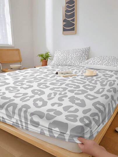 1pc Leopard Print Fitted Fitted Sheet (Fitted Sheet Only, No Pillowcase), Suitable For Double/Full/Queen/King Size Beds. Decorative Item For Bedroom, Guest Room, Dorm, Hotel, Suitable For All Seasons. Gift For Parents, Friends, Partner