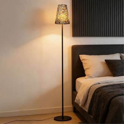 1个USB供电的极简落地灯，可作台灯、阅读灯、氛围灯，适用于卧室、客厅、办公室、酒吧、沙发、床头等场所的装饰。