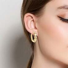 一系列纯银耳环，包括简约星形耳环、幸运扭绳耳环、星形耳环、彩虹耳环和点缀星形耳环，以及春夏系列，其中包括小巧的花朵耳环和波浪形仿珍珠耳环。无论是作为礼物还是日常佩戴，这些耳环都深受年轻女性的喜爱。 - 彩色 - 查看 2