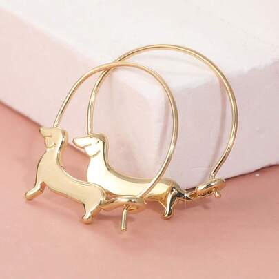 Đôi bông tai hình xúc xích tinh tế, thích hợp cho các buổi họp mặt ngày lễ. Một món trang sức bông tai được chế tác đẹp mắt, hoàn hảo dành cho người phụ nữ lý tưởng.