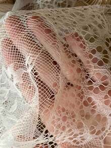 1-Piece White Openwork Lace Table Runner, Perfect For A Forest-Themed Wedding. Ideal For Tablecloths, Coffee Tables, And Dessert Tables. The Sheer Lace Texture Is Perfect For Weddings, Parties, And Food Photography, Producing Stunning Results. A Versatile Piece For Weddings, Home Decor, Parties, And Photoshoots. - 1PC/M - 查看 4