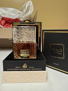 Lattafa Khamrah Eau De Parfum For Unisex – 3.4 Oz | Warm Spicy Cinnamon, Dates & Vanilla With Amberwood, Long Lasting Evening Fragrance - 花卉印花 - 查看 2