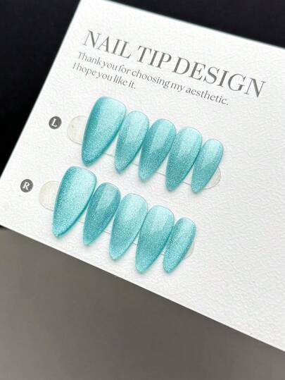 10 片纯手工制作的可佩戴美甲贴片，中长杏仁形，按压式假指甲，简约温柔风格，采用手工打造的清新蓝绿色追光猫眼效果，搭配尖头杏仁指甲，简约纯色散发柔和气息，代表高端美甲艺术，适合女性和女孩日常佩戴，套装包含一套美甲贴片。