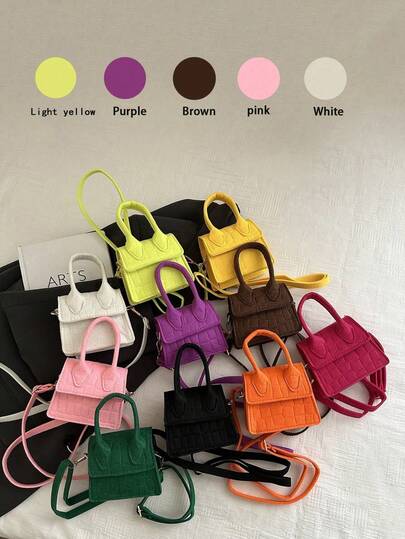 这款新款韩版可爱迷你斜挎包采用磁扣和弹簧扣设计，是一款百搭休闲的纯色手提包，也是一款时尚的单肩包。它可以装下口红、零钱包等小物件，适合各种场合。舒适可调节的肩带功能多样，适合户外活动、玩耍、通勤等多种场合。是送给女孩的完美礼物。