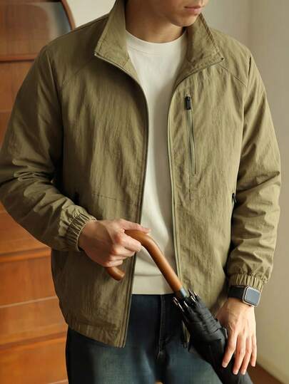 Áo khoác nam 1 chiếc, màu kaki, cổ đứng, khóa kéo, chất liệu vải dệt bền, chống nhăn, nhiều túi tiện dụng, phong cách công sở tối giản, phù hợp cho đi làm hàng ngày và các hoạt động ngoài trời.