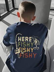 这款“Here Fishy Fishy Fishy”卡通印花T恤，面料柔软舒适，适合男孩户外运动、日常穿着、街头和校园风格，是春夏时尚休闲百搭上衣。 - 藏蓝色 - 查看 5