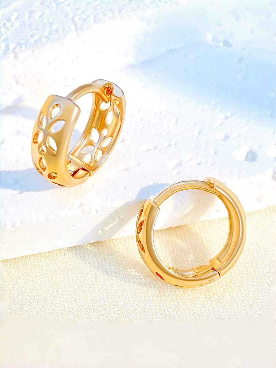 1 Pair Hollow Plum Blossom Copper Hoop Earrings, Minimalist & Fashionable Elegant Women Earrings - Flower - View 1