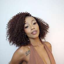 Peruca Cacheada LINDEZA 45cm Half Wig Curta Ondulada Natural Fibra Premium Volume Realista Faixa de Cabelo Fácil Aplicação Resistente ao Calor Visual Elegante + Wig Cap Grátis - S4 - Visão 3