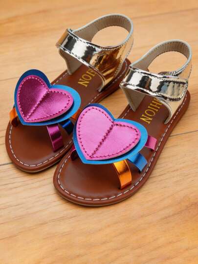 Secret Collection Recommendation: 3-12 Year Old Children's Love Rainbow Thin Strappy Sandals. Glossy Surface + Rainbow-Colored Metallic Thin Straps. Three-Dimensional Double-Layer Heart Decoration + Silver Metallic . Open-Toe Flat Structure + Brown Anti-Slip Sole. Fun And Cute Style. Suitable For Daily School/Leisure Outings/Party/Festival Occasions. Spring/Summer Outerwear Sandals!