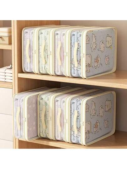 Bộ 4 hộp đựng đồ dạng lưới đơn giản màu be, chất liệu vải lưới dày dặn và bền chắc + lớp phủ chống thấm nước, bề mặt lưới trong suốt, thiết kế kéo mở. Có tay cầm, thích hợp để đựng quần áo trẻ em, đồ chơi, chăn ga gối đệm, chống bụi và ẩm. Lý tưởng cho các bà mẹ, sinh viên và những người thích sắp xếp đồ đạc, thích hợp để tổ chức tủ quần áo, chuyển nhà, du lịch, thiết thực và thời trang, cũng là một món quà ý nghĩa.