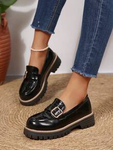 Giày lười nữ thời trang mới năm 2026, chất liệu da bóng dập nổi màu đen - Gót dày với khóa kim loại, phù hợp để phối cùng quần jeans, chân váy và đầm. - màu đen - Xem 1