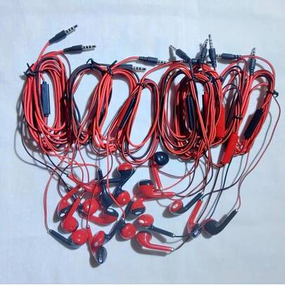 10副有线耳机，时尚撞色设计，4种颜色可选，3.5mm圆形音频插头，内置麦克风，支持通话，兼容大多数智能手机，适合听音乐和玩游戏。