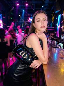 1 chiếc túi máy ảnh mini bằng da bóng màu đen, có dây đeo tháo rời - Phong cách sang trọng dự tiệc, chi tiết logo kim loại, hình chữ nhật, túi đeo vai đa năng phù hợp cho các buổi tối đi chơi và câu lạc bộ. - màu đen - Xem 5