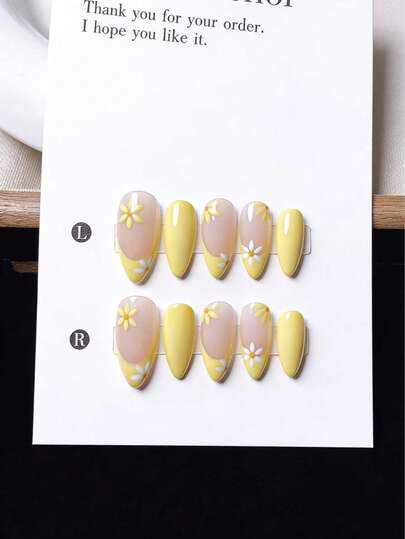 Uñas postizas de almendra de color amarillo brillante y rosa nude con decoración floral de margaritas pintadas a mano, estilo de punta francesa con acabado brillante. Uñas postizas reutilizables para mujeres, con pegatinas de pegamento de gelatina gratis. Perfectas para uso diario, vacaciones en la playa, picnic, fiesta y citas. Fácil de aplicar, manicura duradera. Diseño de flores de margarita blancas y amarillas, con un toque de verano fresco. Uñas postizas para chicas y mujeres de moda, fabricadas en material ABS, calidad de salón en casa.