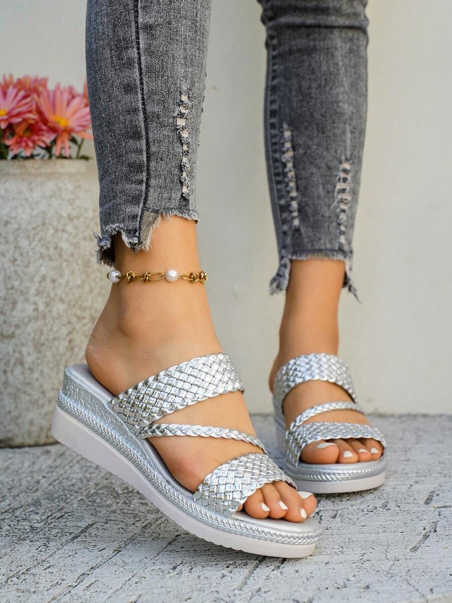 Sandálias femininas de verão com plataforma e sola grossa, prateadas e trançadas, casuais, confortáveis e versáteis para uso externo. Sandálias peep toe com bico redondo, antiderrapantes e estilosas para praia e resort. Sandálias de uma peça, sem fecho, em cor sólida. - Prata - Ver 1