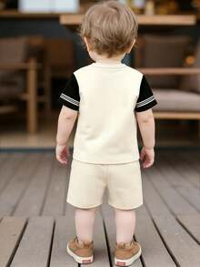 两件套幼儿男童春夏短袖短裤套装，奢华学院风条纹套装，饰有皇冠R标志，透气柔软面料，适合幼儿园、休闲外出、家庭旅行，简约时尚。 - 杏色 - 查看 3