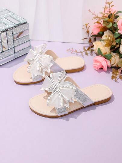 1 par de chanclas de niña pequeña de moda plateadas, unicolor de cuero suave + decoración de malla de strass con trébol de cuatro hojas brillante, diseño de punta redonda, suave y antideslizante, chanclas bohemias de princesa para uso diario, vacaciones, fiestas, primavera/verano, nuevos llegados