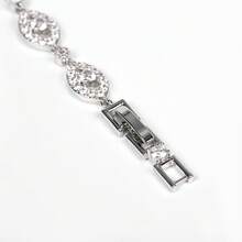 1条16.5厘米+1.5厘米可调节长度女士时尚手链，配有可拆卸延长扣，镶嵌立方氧化锆，镂空设计。简约时尚，适合女士日常佩戴、节日、约会、送礼。 - 銀色 - 查看 7