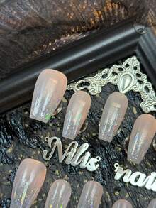 10片长棺材型手工女士可佩戴美甲贴纸，完全覆盖且可重复使用，中等粘度，浅粉色指甲上覆盖着银白色激光闪光层，并辅以彩虹般的虹彩，在光线下折射出柔和的蓝色、绿色和金色色调，与裸色底色形成柔和的对比。 - 淺粉色 - 查看 7