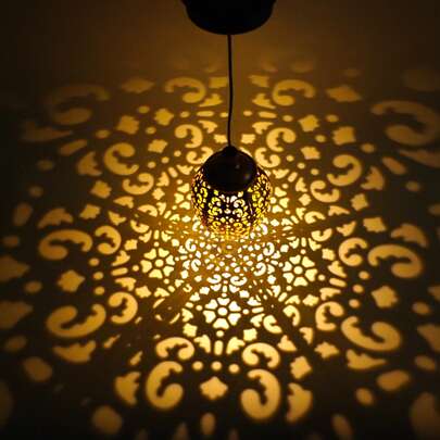 1个摩洛哥风格镂空水滴太阳能铁艺花园吊灯，太阳能户外灯笼