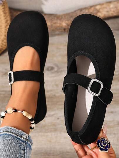 女士优雅水钻搭扣装饰圆头玛丽珍鞋，乳白色绒面革休闲一脚蹬鞋，适合日常通勤和休闲穿着，春秋季款