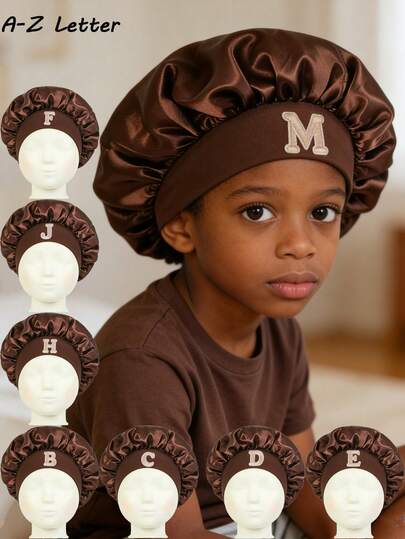 1个儿童缎面睡帽，印有A-Z字母，柔软舒适，适合女孩佩戴。可重复使用的缎面睡帽，呵护卷发。可爱的粉色发套，适合幼儿和儿童，是睡眠、编发和保护头发的理想选择。