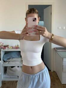 新款女士方领透气修身弹力白色简约T恤上衣，适合春夏健身、音乐节、街头穿着、通勤及其他休闲场合。 - 白色 - 查看 5