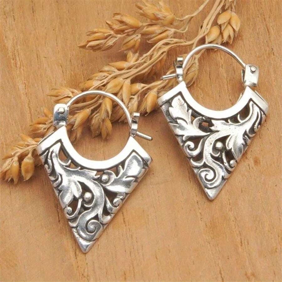 Bohemian Carved Silver Hollow Leaf Pendant Earrings - Exquisite Handmade Design, Versatile Jewelry Suitable For Women, Bohemian Style Earrings, Fashionable Accessory - Silver - View 1