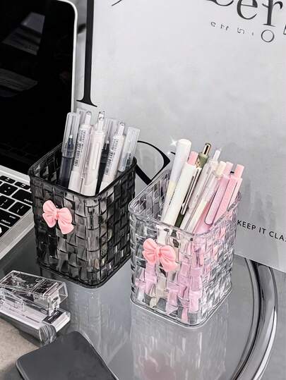 Caixa de Armazenamento de Mesa Transparente com Decoração de Laço Rosa, Suporte para Pincéis de Maquiagem de Textura Trançada, Porta-Canetas de Mesa de Grande Capacidade, Adequado para Suprimentos Escolares, Escritório, Dormitório, Cosméticos, Cuidados com a Pele e Itens Essenciais de Escritório, Presente Criativo para Mulheres, Decoração de Quarto, Itens Essenciais de Viagem, Presente de Verão para Ela