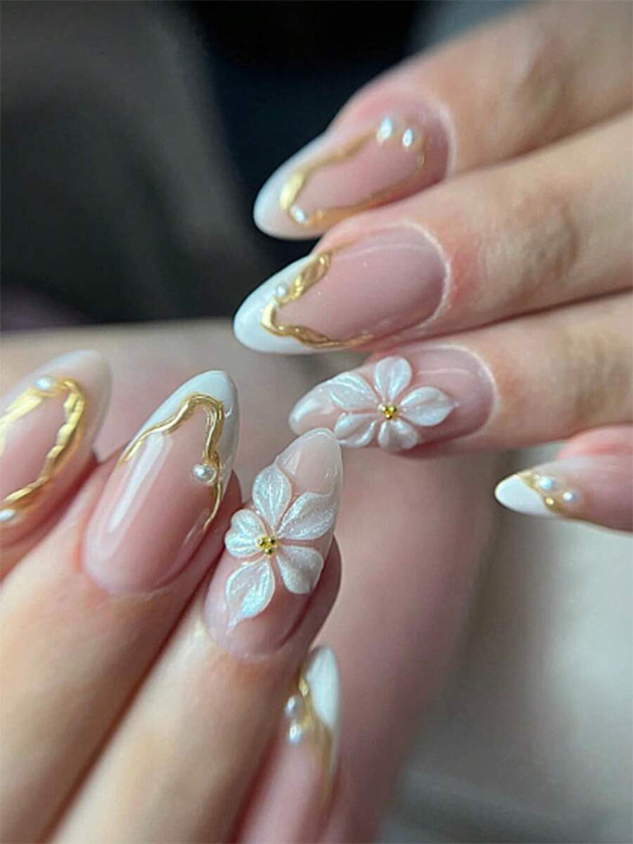 中号杏仁形美甲贴纸，24片装DIY套装。裸粉色底色，饰以金色点缀、珍珠和3D白色花朵装饰。这款优雅的中东风情奢华美甲贴纸，是婚礼、派对和日常佩戴的完美之选。可移除，可重复使用。 - 白色 - 查看 1