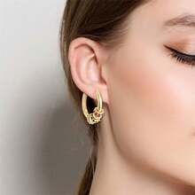 一系列纯银耳环，包括简约星形耳环、幸运扭绳耳环、星形耳环、彩虹耳环和点缀星形耳环，以及春夏系列，其中包括小巧的花朵耳环和波浪形仿珍珠耳环。无论是作为礼物还是日常佩戴，这些耳环都深受年轻女性的喜爱。 - 彩色 - 查看 3