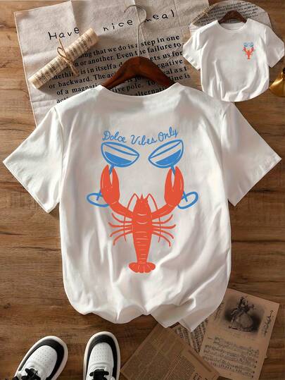 Áo thun nữ cổ tròn tay ngắn, kiểu dáng thường ngày, thích hợp mặc đi học, đi nghỉ mát, đi biển, màu trắng. Dòng chữ "Dolce Vibes Only" và hình ảnh con tôm hùm đỏ với hai càng lớn, mỗi càng cầm một ly rượu vang xanh, được in trên logo.