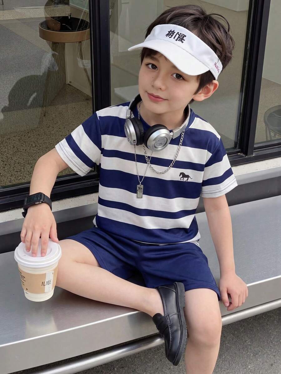 2件組男孩條紋上衣與短褲時尚休閒套裝,馬圖案刺繡條紋短袖圓領夏季套裝 - 寶藍色 - 查看 1