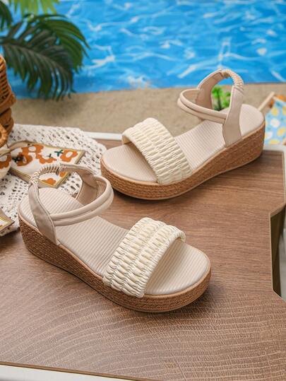 1 đôi dép xăng đan đế xuồng thoải mái cho bé gái, thích hợp cho hoạt động ngoài trời, đi học và mặc hàng ngày vào mùa hè.