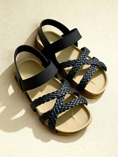 新品上市——复古编织平底凉鞋，适合3-12岁儿童。黑棕撞色光滑仿皮鞋面，交叉编织纹理。露趾平底设计，搭配弹性织带。橡胶防滑鞋底。复古休闲通勤风。适合日常休闲穿着、度假郊游和轻度通勤。春夏外穿的完美之选！