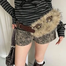 1件波西米亚Y2K坏女孩仿毛皮黑色高品质PU皮革时尚腰带，适合搭配短款皮夹克、牛仔夹克、吊带裙，是日常出行、小众聚会、摄影、音乐节、圣诞节和家庭庆祝活动的理想之选。 - 毛絨咖啡色拼接 - 查看 5