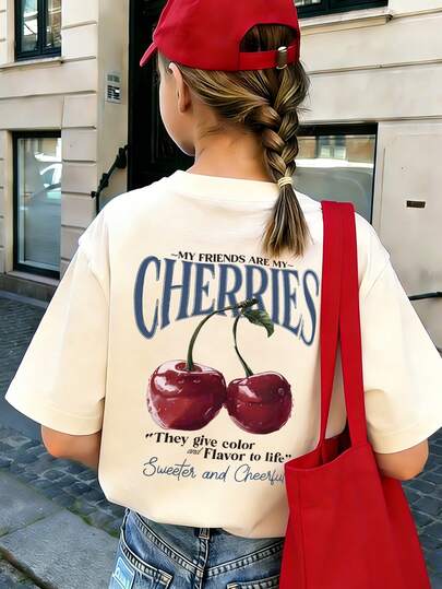 少女款“我的朋友就像我的樱桃，她们为生活增添色彩和滋味”樱桃卡通印花T恤，面料柔软舒适，适合女孩户外运动、日常穿着、街头和校园时尚，是春夏百搭休闲上衣。