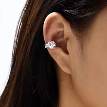 Anting Jepit Telinga Minimalis Bentuk Hati dengan Hiasan Zirkonia Mikro, Desain Unik, Anting Elegan dan Halus untuk Cuping Telinga Tanpa Tindik, Cocok untuk Pemakaian Sehari-hari, Festival, Pesta, dan Hadiah Liburan yang Istimewa - Putih - View 4