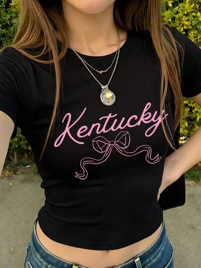 一件女士修身圆领短袖T恤，蝴蝶和英文字母印花，Y2K风格短款上衣，适合夏季度假、海滩、街头、日常、工作、办公室派对、郊游、嘉年华、音乐节、情人节、派对等场合。千禧风格上衣，女士度假装。优雅的办公室装，短款上衣，可爱上衣，女士假日装，约会之夜连衣裙，优雅女士上衣，夏季休闲装，女士度假装。