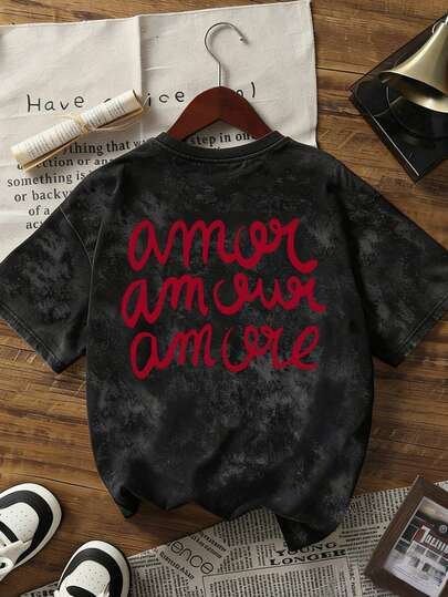 “Amor Amor Amore”红色文字图案酸洗黑色宽松T恤 - 浪漫女性美学T恤 | 柔软酸洗面料，落肩设计，适合女性街头穿搭 | 意大利爱情标语，完美适用于约会、早午餐和甜美少女风休闲夏季装扮