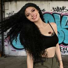 超长深波浪卷发自然黑色合成蕾丝前假发 – 13x4x1 透明高清蕾丝中分，耐热纤维，逼真蓬松卷发假发，适合女性日常佩戴、派对、角色扮演、Y2K 和街头风格，无需胶水即可佩戴。 - 黑色 - 查看 6